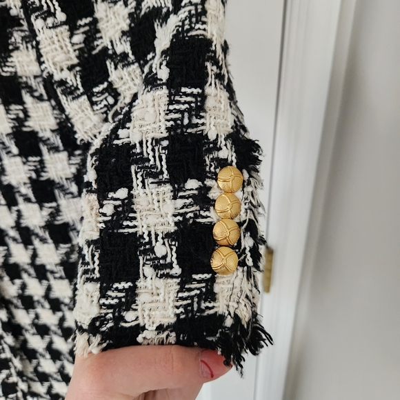 Chic Black and White Tweed Coat - Picture 4 of 7